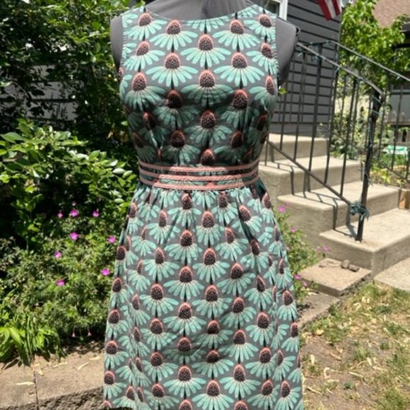 Retrolicious Dresses & Skirts - Retrolicious Coneflower Print Dress Size L